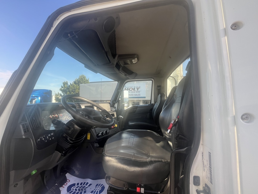 2019 International LT - image 4