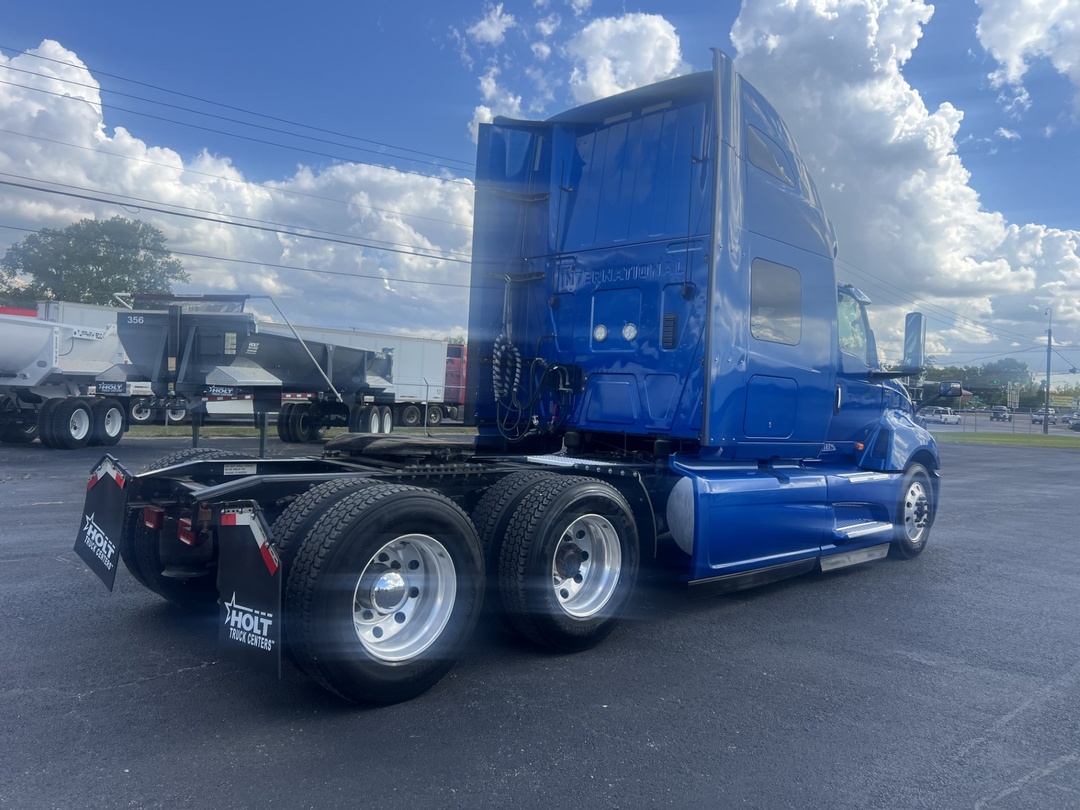 2020 International LT - image 3