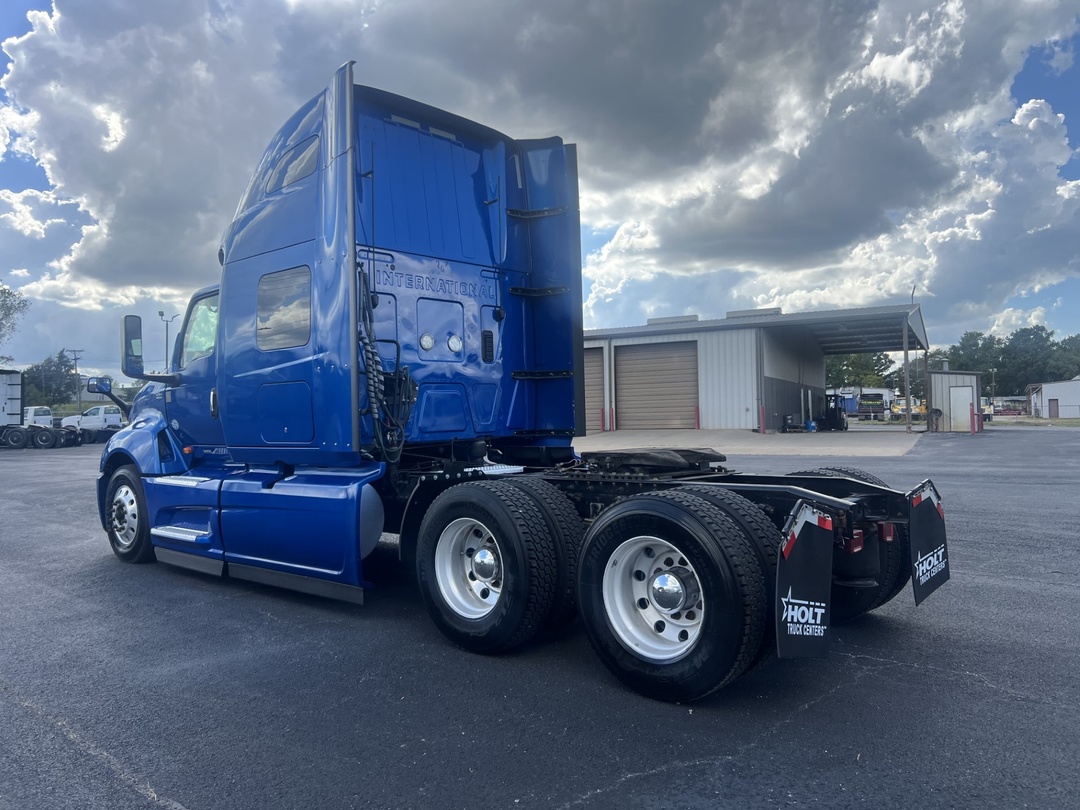 2020 International LT - image 4
