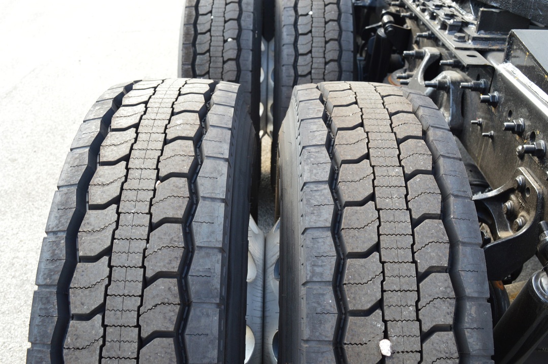 2022 International LT - image 10