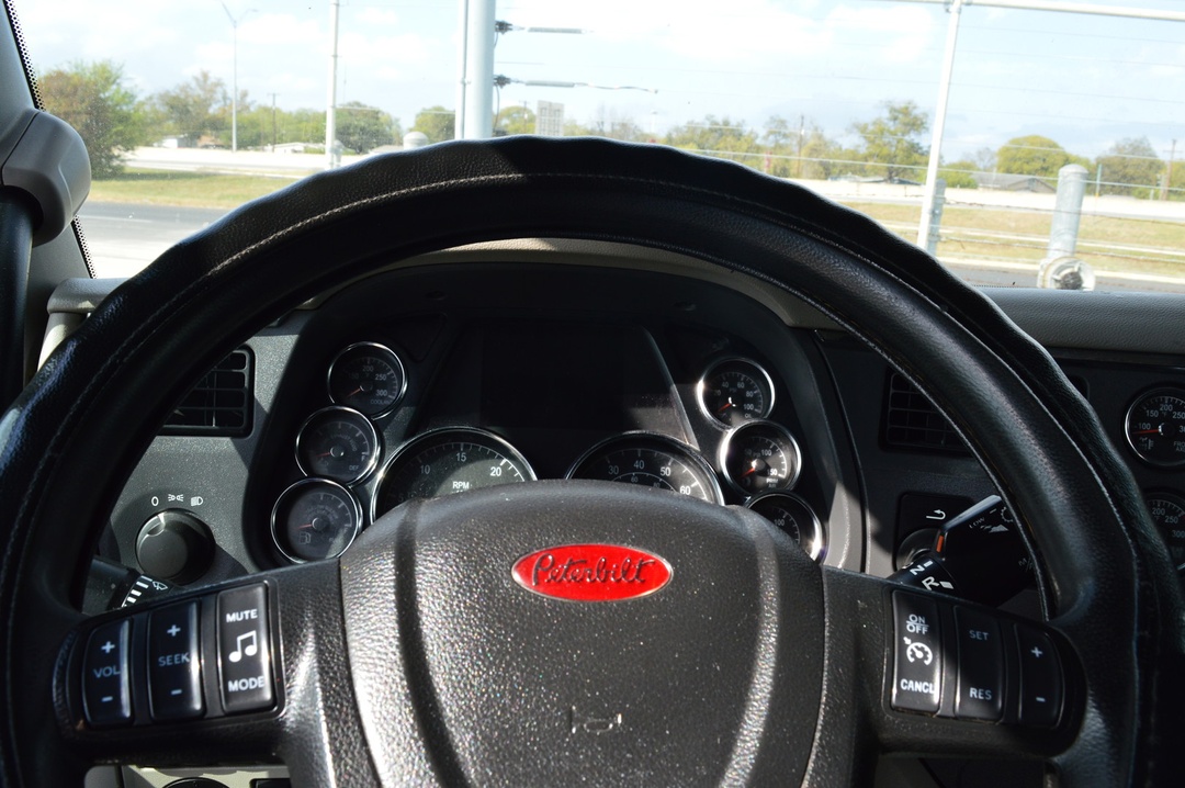 2019 Peterbilt 579 - image 9