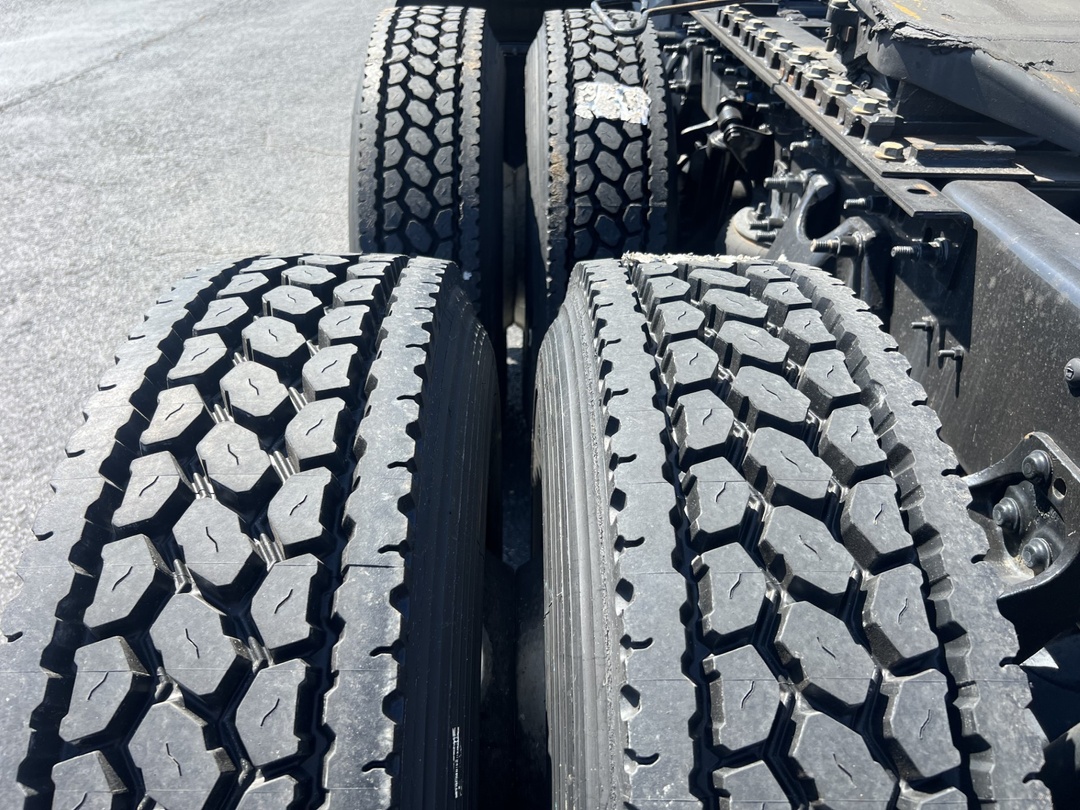 2022 International LT - image 6