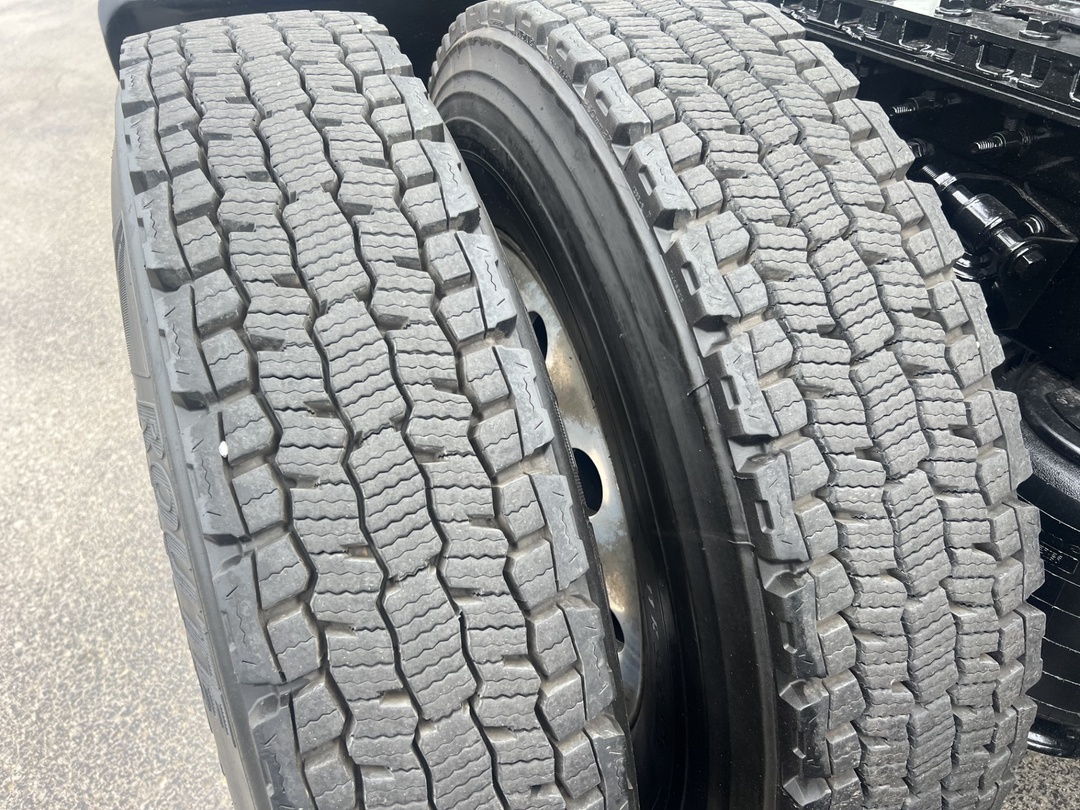 2021 International LT - image 8