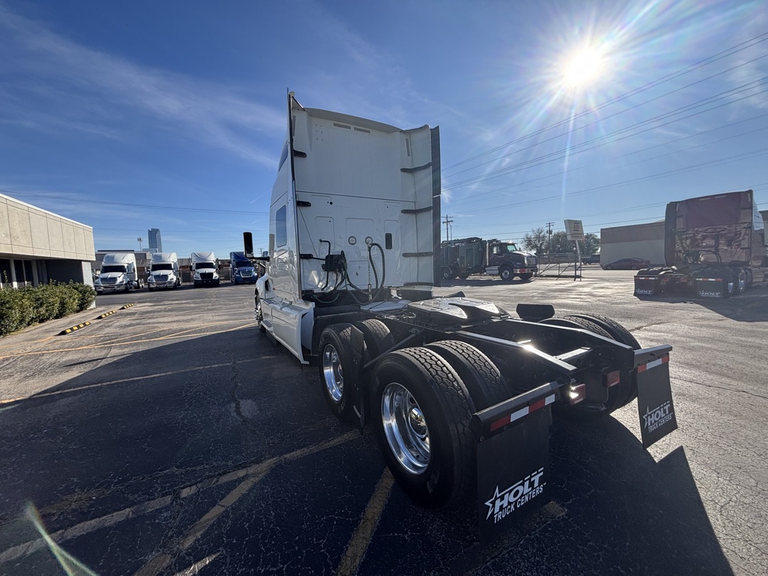 2022 International LT - image 8