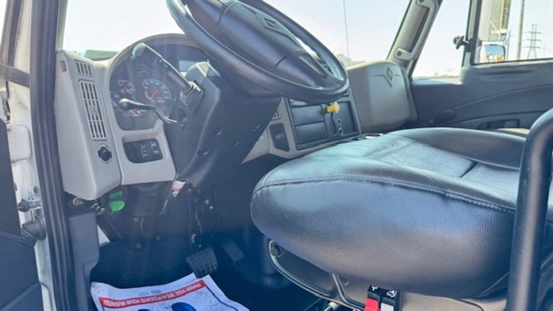 2018 International 4300 - image 14