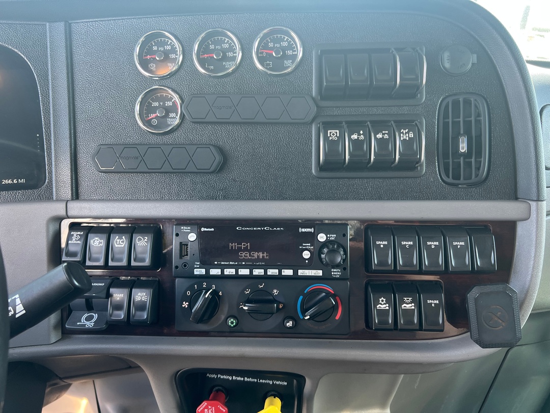 2023 Peterbilt 389 - image 12