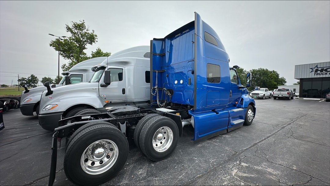 2020 International LT - image 11