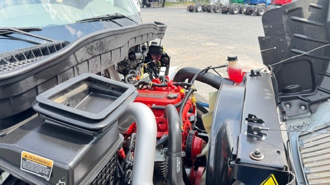 2018 International 4300 - image 14