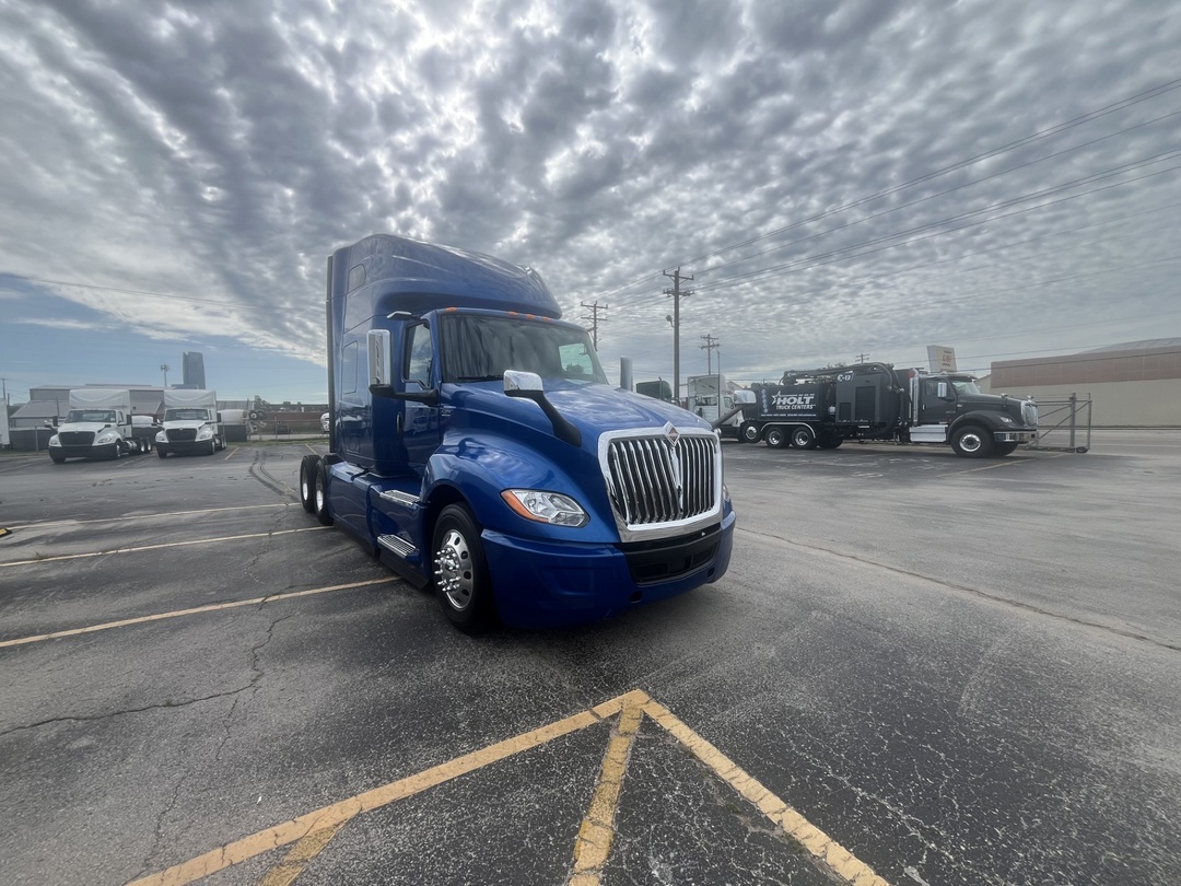 2020 International LT - image 9