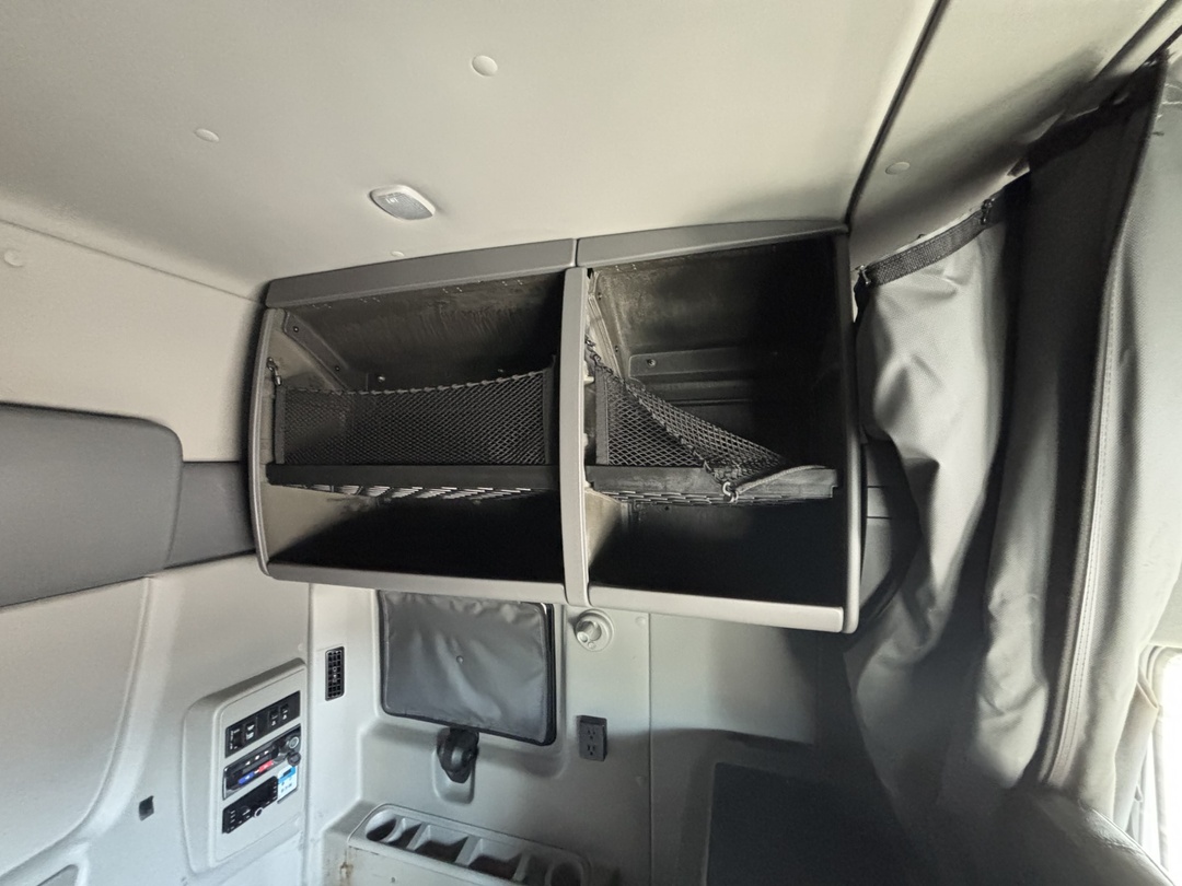 2021 International LT - image 3