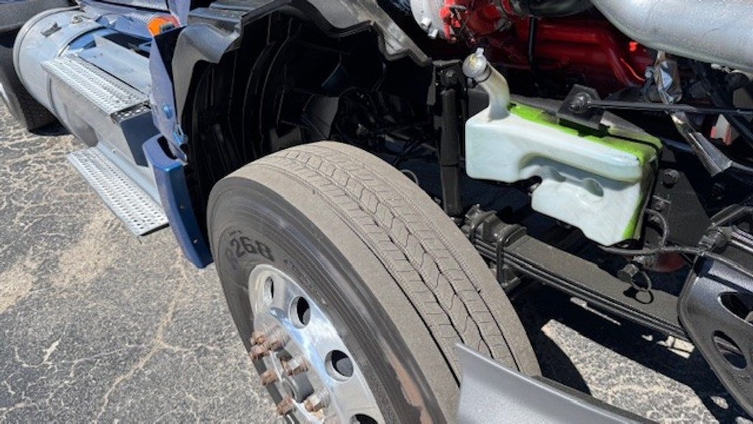 2018 International LT - image 12