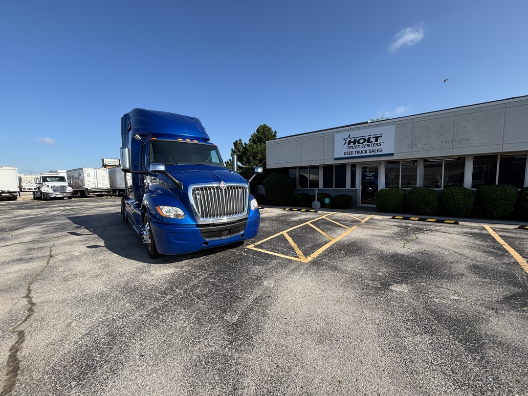 2020 International LT - image 4