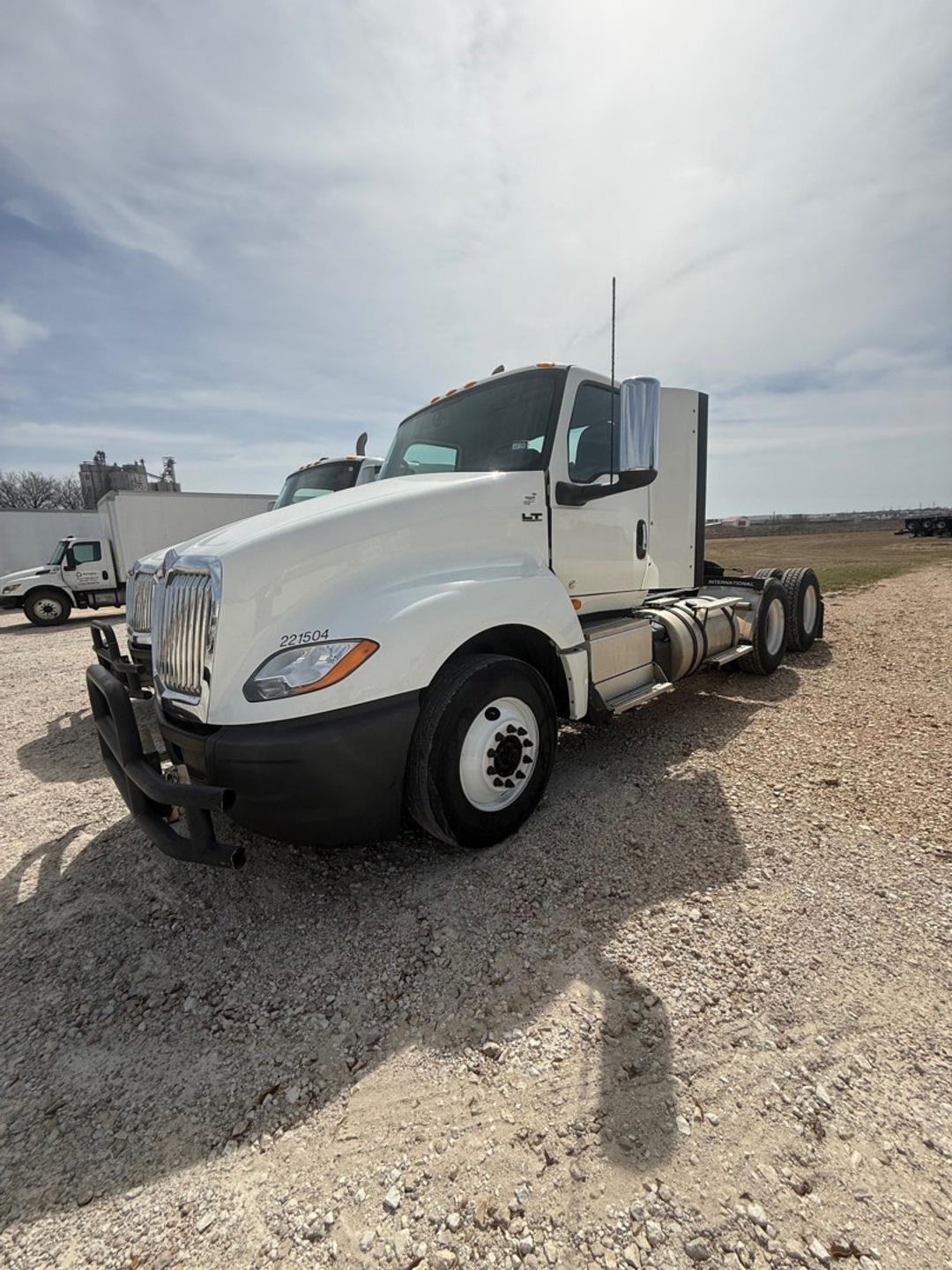 2021 International LT - image 5