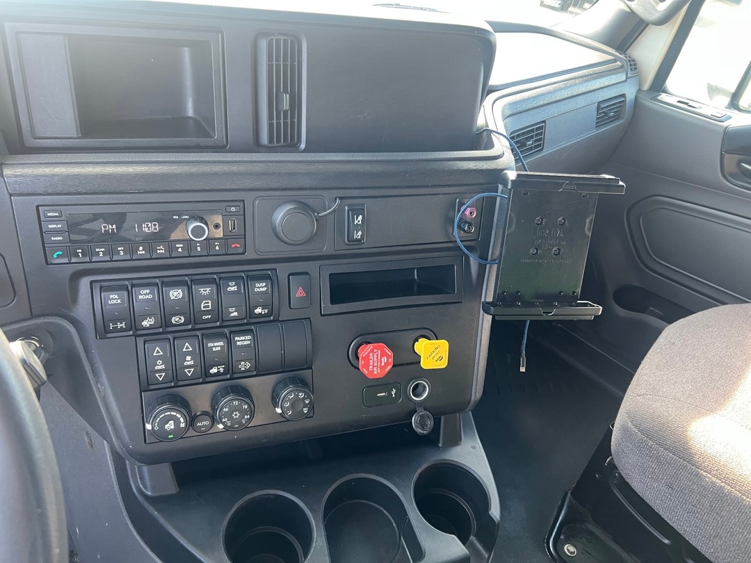 2022 International LT - image 15