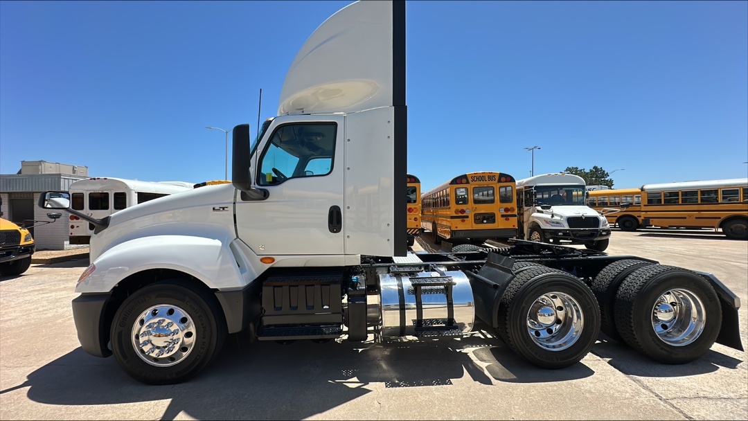 2019 International LT - image 2