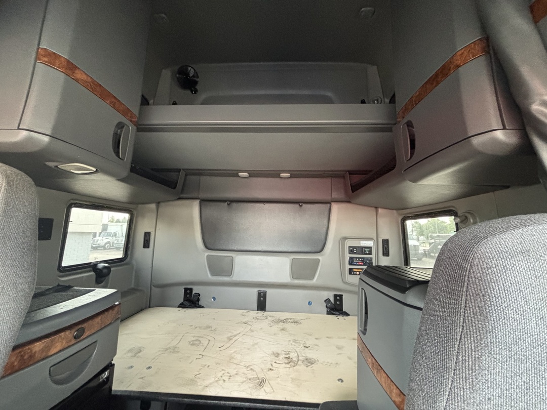 2020 International LT - image 4