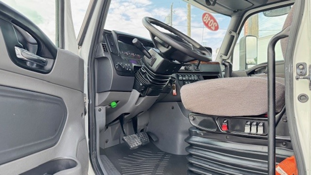 2018 International LT - image 15