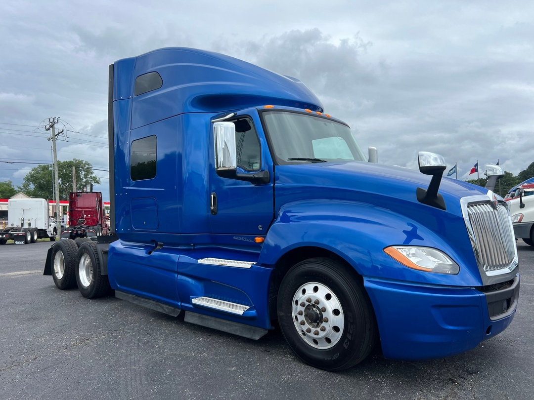 2020 International LT - image 3