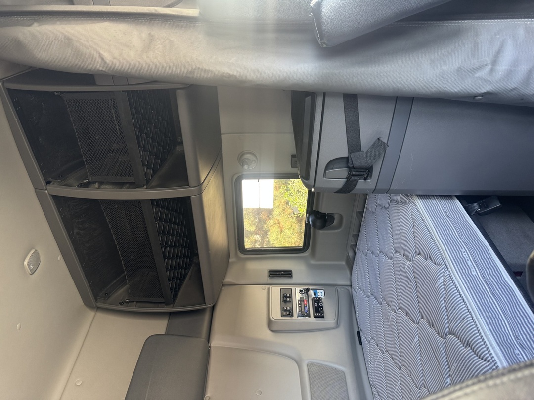 2021 International LT - image 7