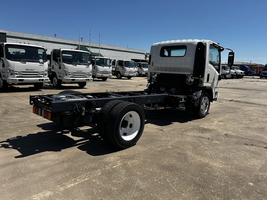 2024 Isuzu NPR - image 4