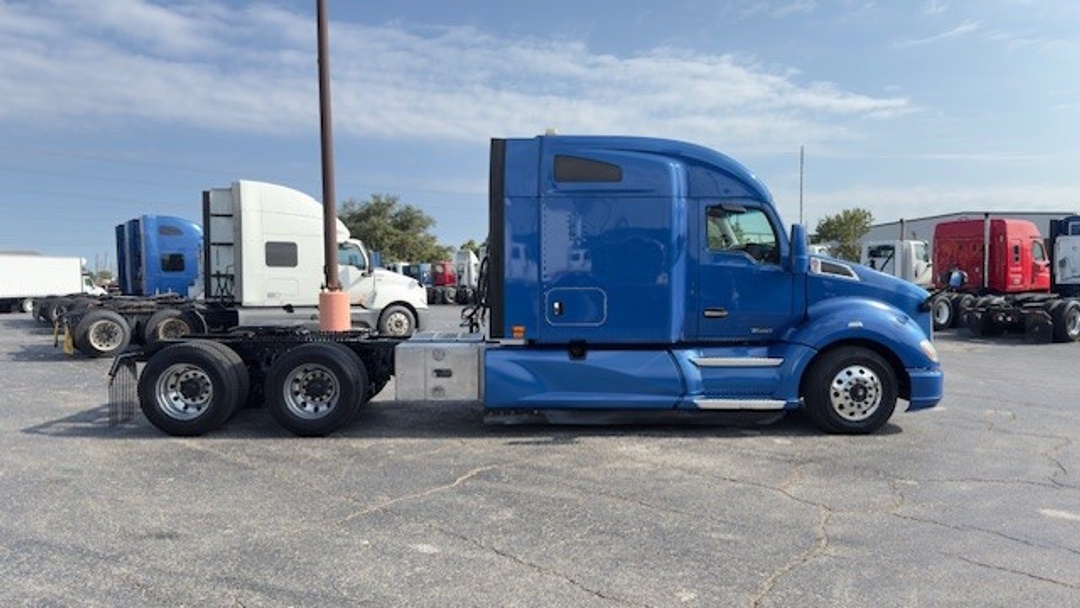 2020 Kenworth T680 - image 3