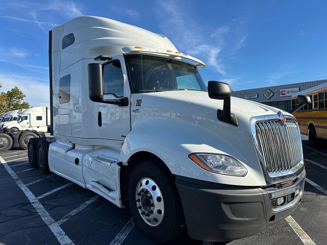 2019 International LT - image 3