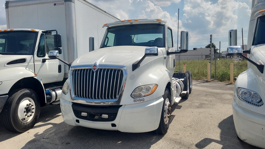 2020 International LT - image 3