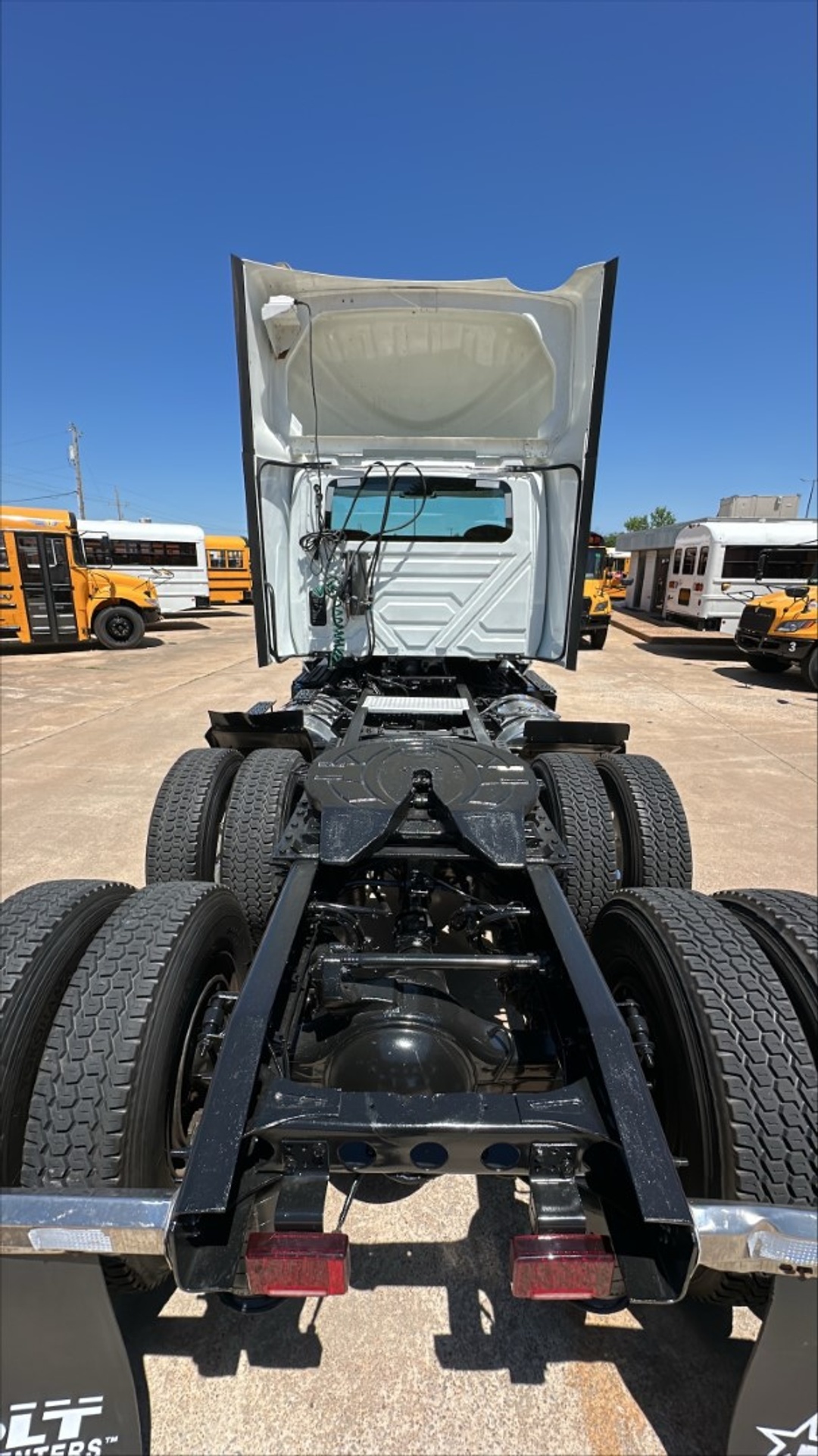 2019 International LT - image 8