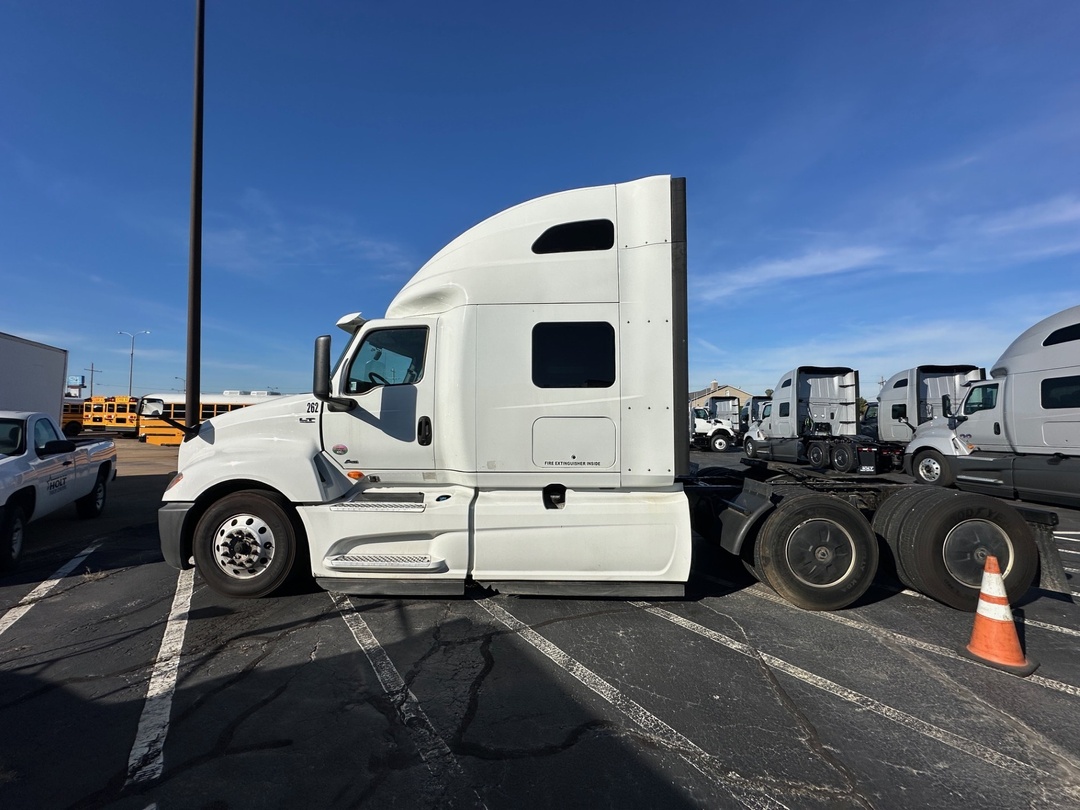 2019 International LT - image 8