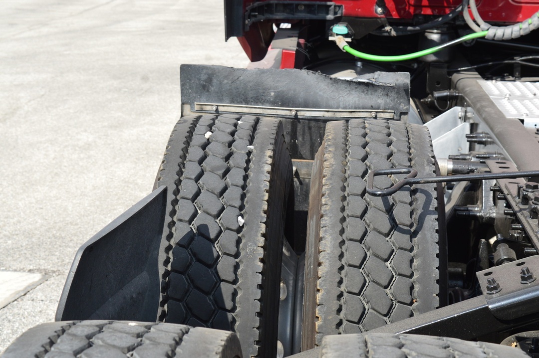 2022 International LT - image 9