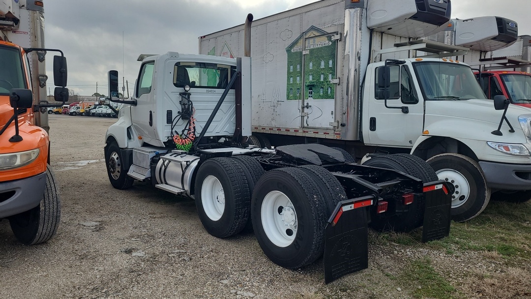 2019 International LT - image 4