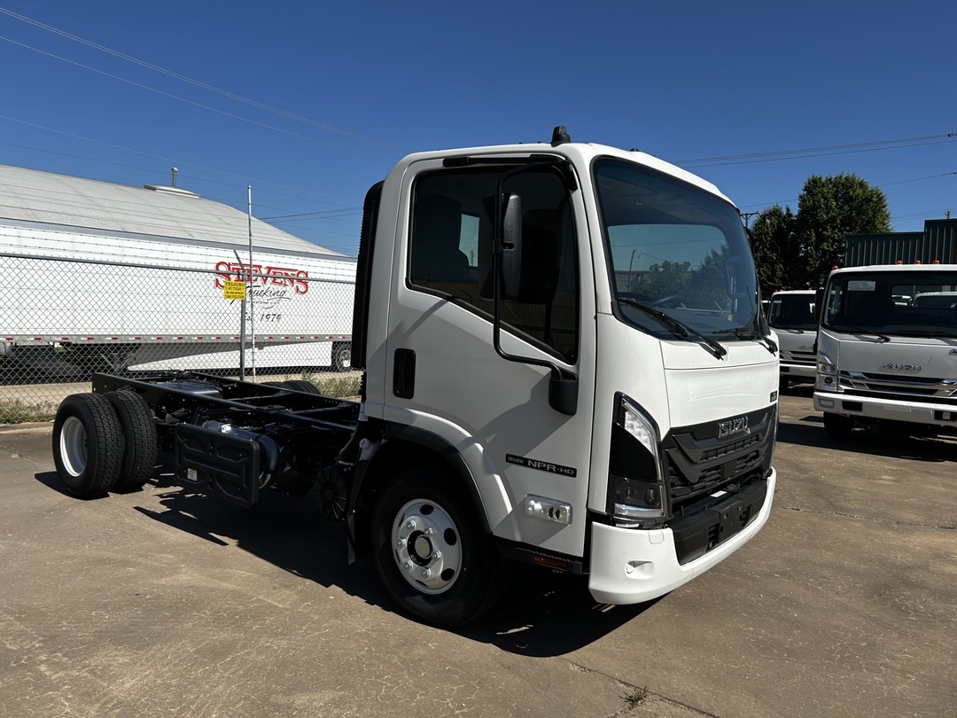 2025 Isuzu NPR - image 4