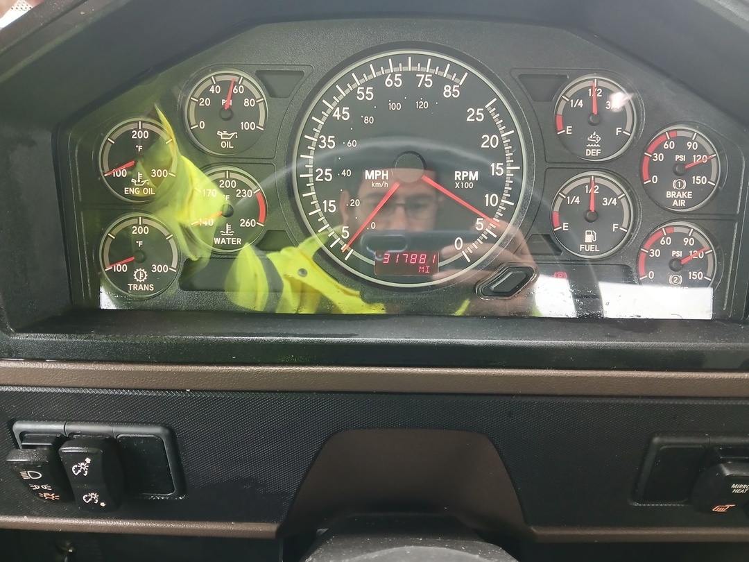 2021 International HX - image 2