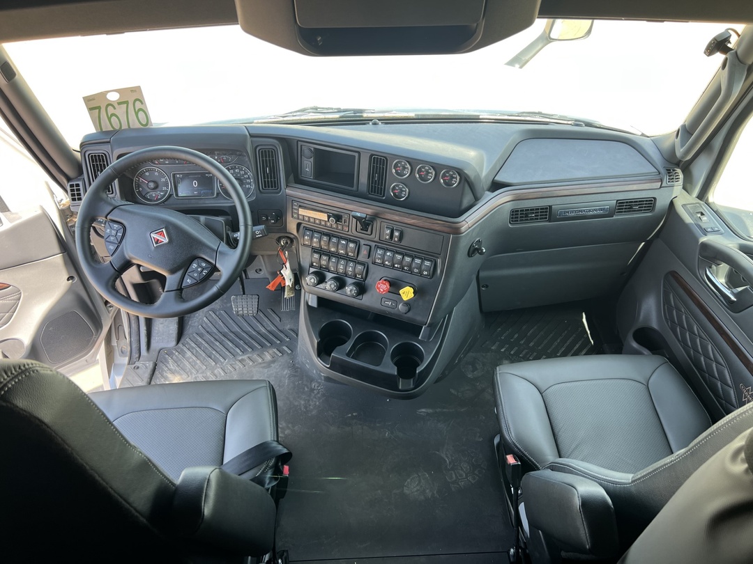 2025 International LT - image 13