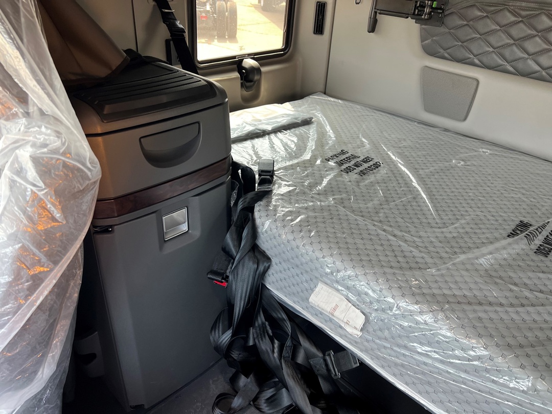 2025 International LT - image 11