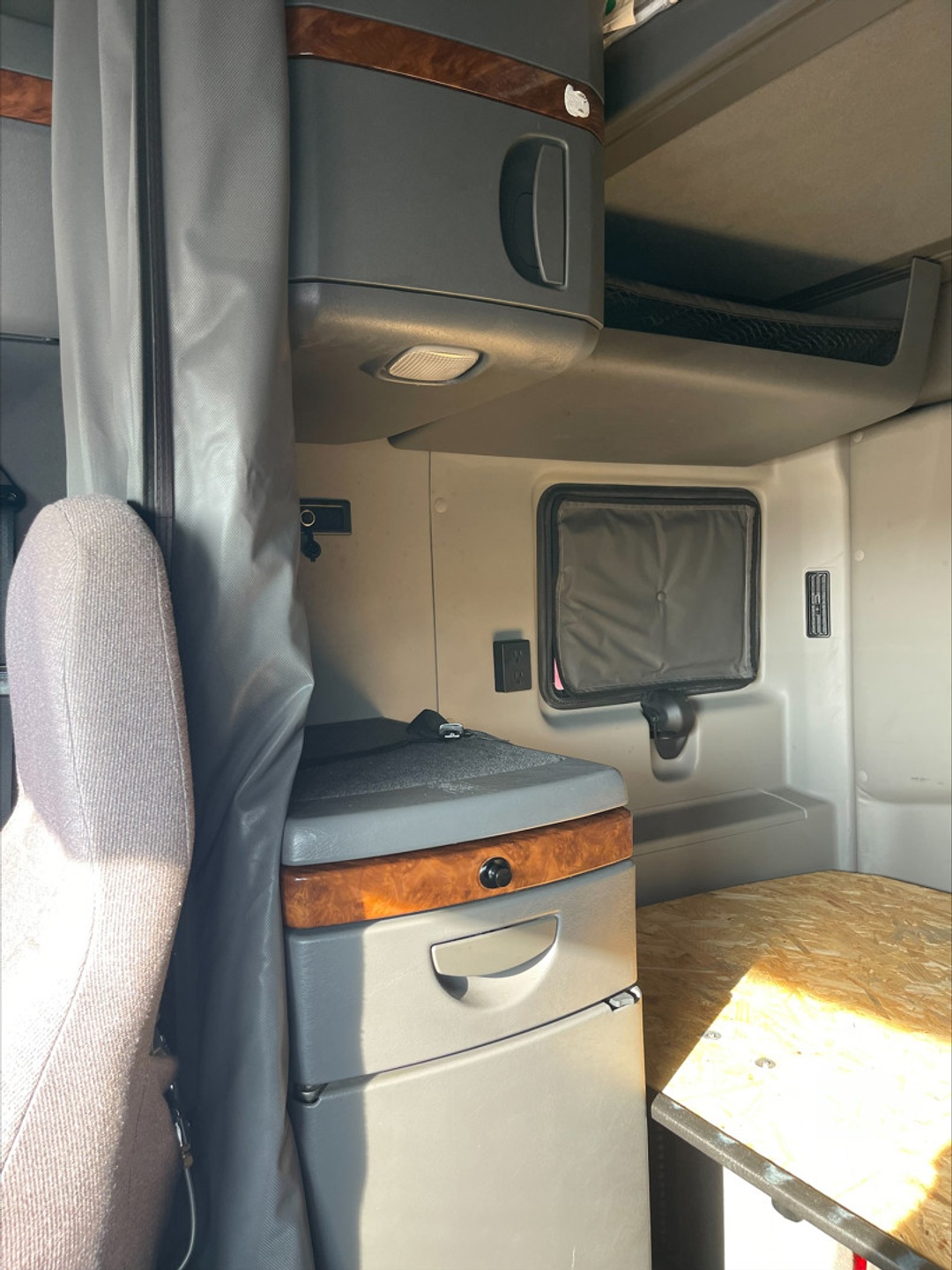 2022 International LT - image 10