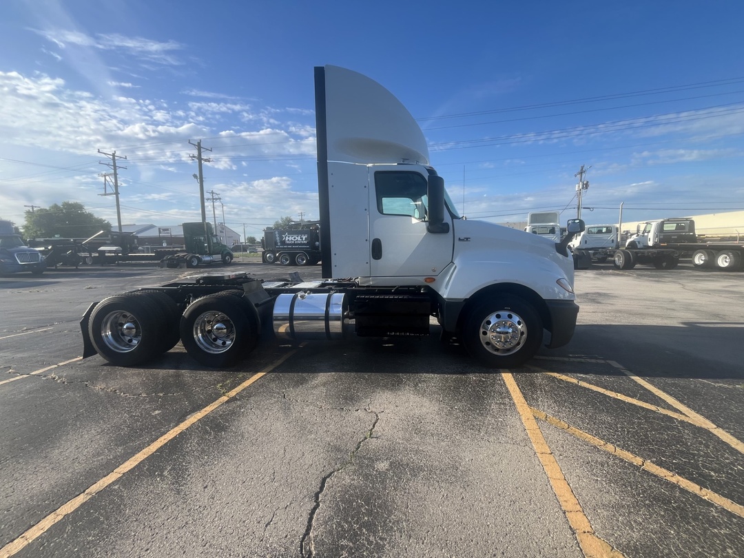 2019 International LT - image 6