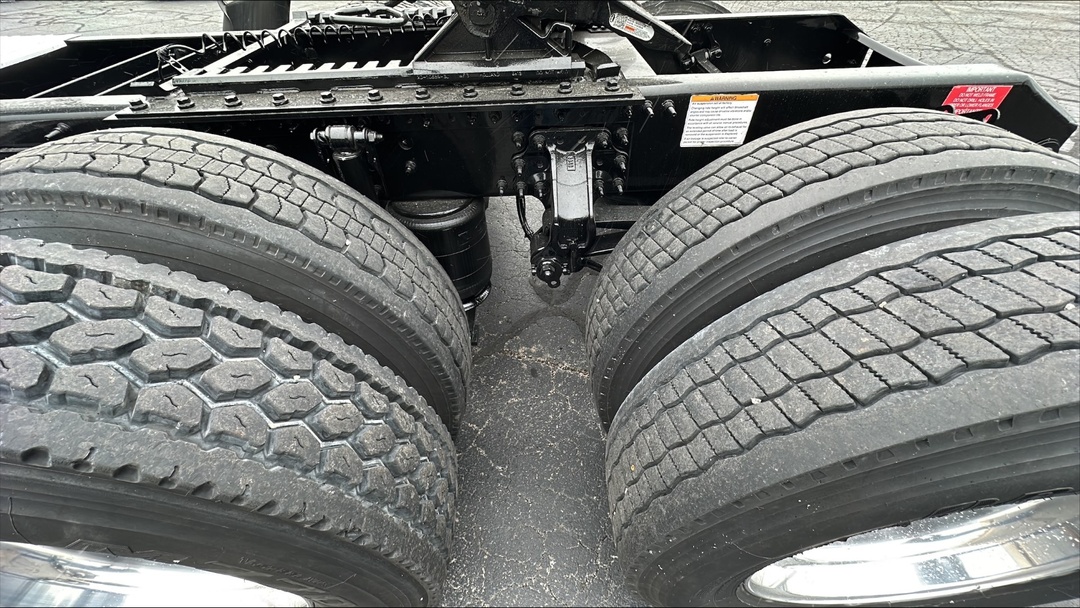 2019 Volvo VNL 860 - image 10