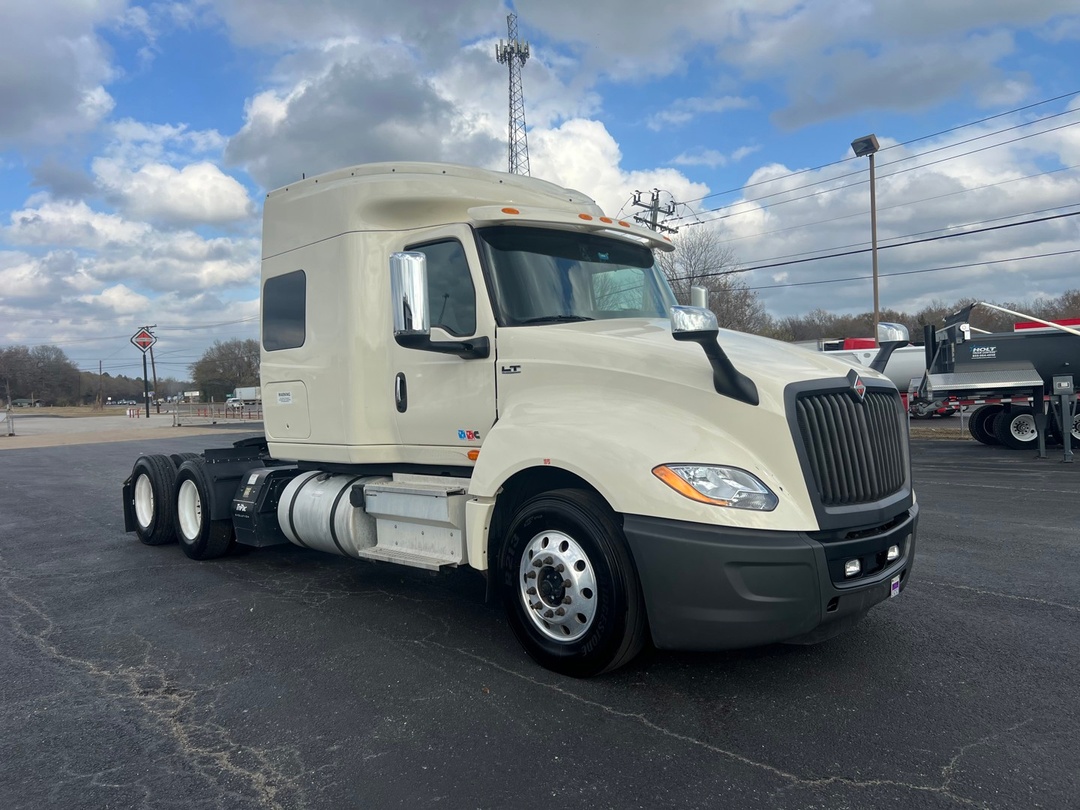 2022 International LT - image 3