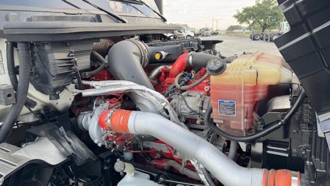 2018 International LT - image 13