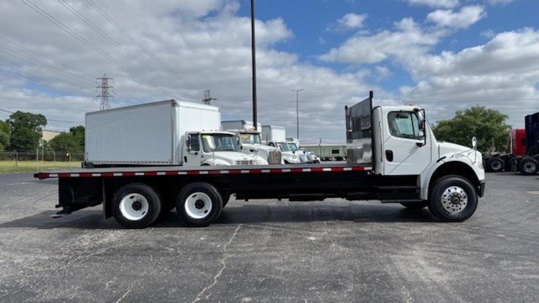 2017 Freightliner M2 106 - image 4