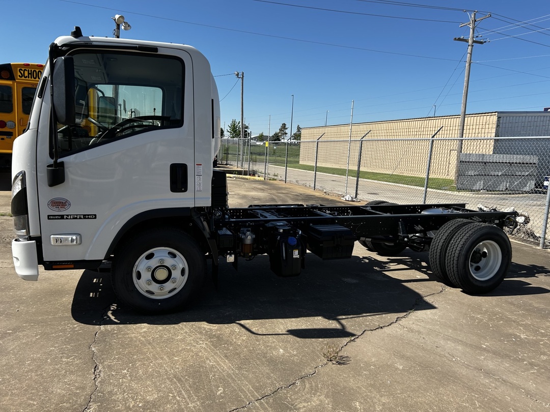 2025 Isuzu NPR - image 2