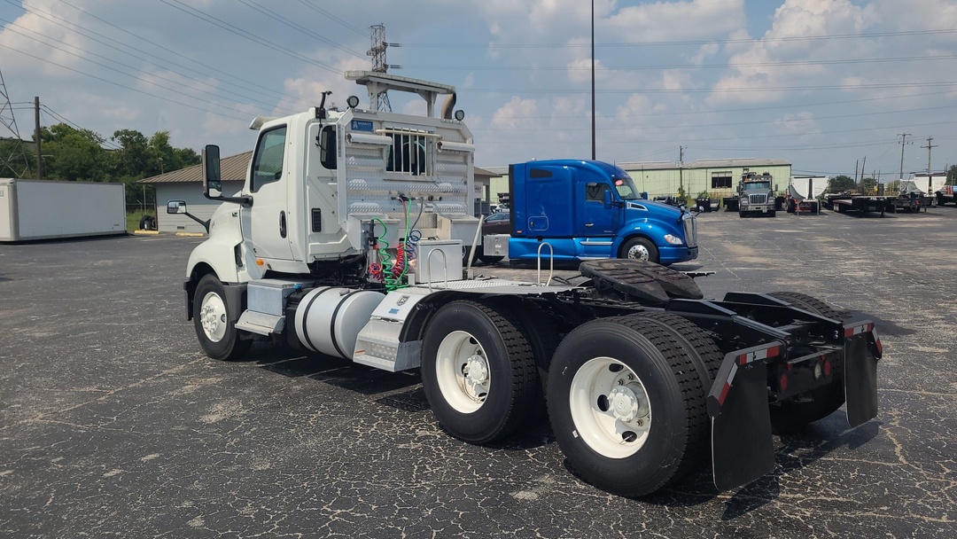 2018 International LT - image 8