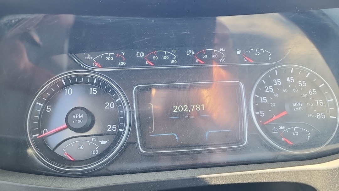 2018 International LT - image 2