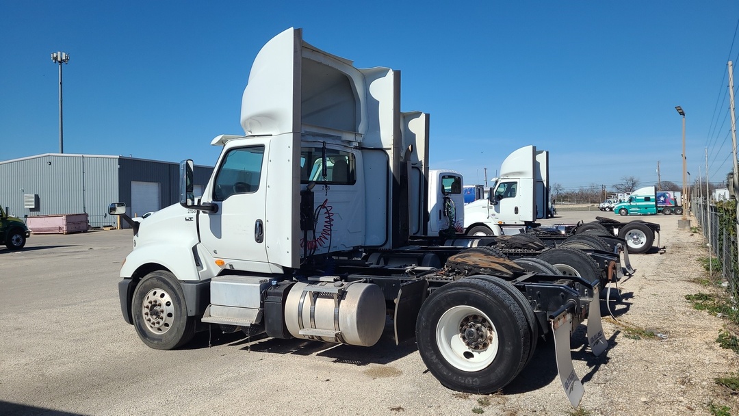 2018 International LT - image 4