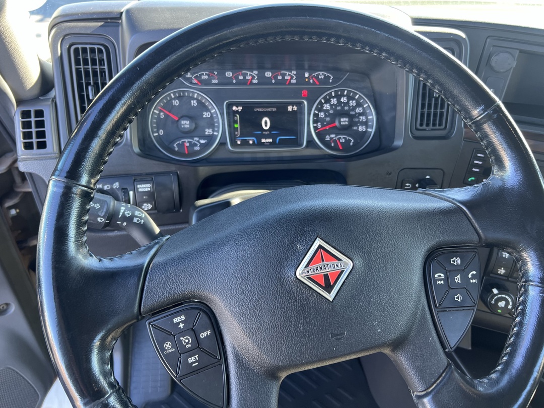 2024 International HX - image 29