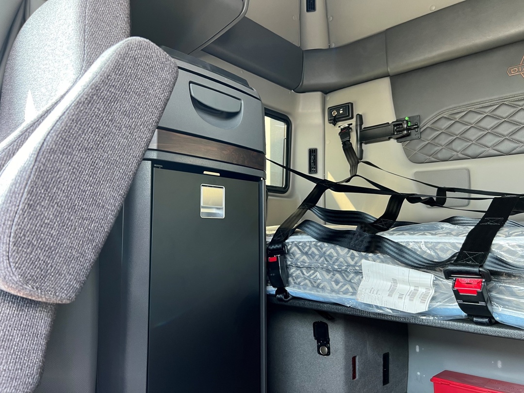 2025 International LT - image 13