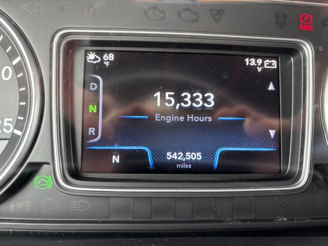 2020 International LT - image 3