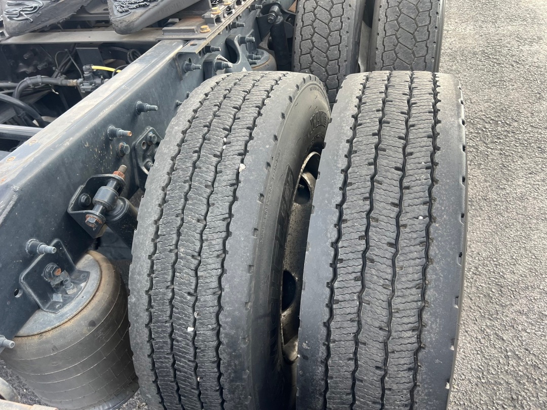 2022 International LT - image 8