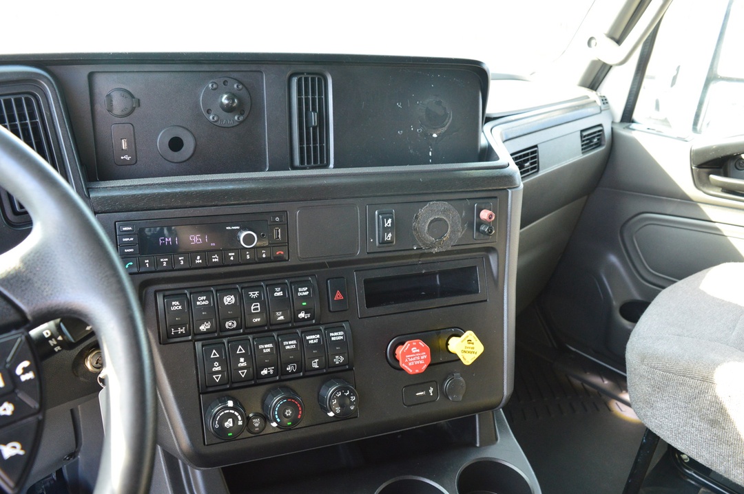 2022 International LT - image 13